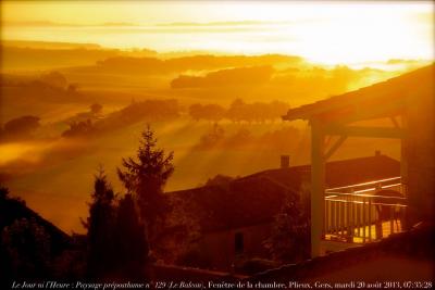 photographie “Le Jour ni l’Heure 8505 : En Lomagne — Paysage préposthume n° 129 (“Le Balcon”), Fenêtre de la chambre, Plieux, Gers, Gascogne, mardi 20 août 2013,” par Renaud Camus — www.renaud-camus.net — landscape, paysage, balcony, bedroom's window, Lomagne, Gascony