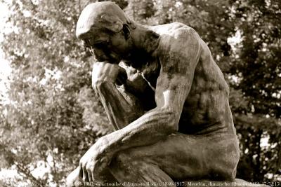 photographie “Le Jour ni l’Heure 7589 : Le Penseur, 1880-1903, dét., tombe d’Auguste Rodin, 1840-1917, villa des Brillants, Meudon, Hauts-de-Seine, Île-de-France, dimanche 12 août 2012, 17:52:17” par Renaud Camus — www.renaud-camus.net — sculpture funéraire, sculpteur, sculptor, Thinker, The Thinker, grave, sépulture, tombeau, Demeures de l'esprit, maisons d’artistes