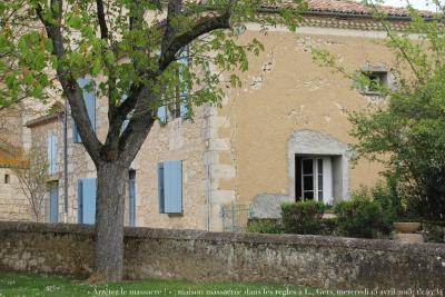photographie “« Arrêtez le massacre ! » 3638 : maison dévastée dans les règles à L., Gers : arrachage d’enduit en façade, percement d’ouvertures sans proportions, etc., — mercredi 15 avril 2015, 15:49:34” par Renaud Camus — www.renaud-camus.net — « Arrêtez le massacre ! », vandales, Au pays des Vandales, vandalisme, vandalism, massacre, arrachages d’enduits, ouvertures, fenêtres, percement, dévastation, crépi, 15 avril 2015