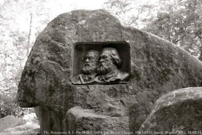 photographie “Le Jour ni l’Heure 9103 : stèle, 1884, à Théodore Rousseau, 1812-1867, et à Jean-François Millet, 1814-1875, par Henri Chapu, 1833-1891, forêt de Fontainebleau, Barbizon, Seine-&-Marne, Île-de-France, lundi 20 août 2012, 18:02:14” par Renaud Camus — www.renaud-camus.net — sculpture funéraire, sculpteur, sculptor, stèle, médaillon, monument, forêt, forest, rocher, rock, école de Barbizon