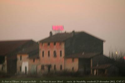 photographie “Le Jour ni l\'Heure 2510 : Voyage en Italie — La Place du mort (“Motel”) — Autoroute, environs de Stradella, Lombardie, vendredi 23 décembre 2011, 17:07:17” par Renaud Camus — www.renaud-camus.net — paysage, landscape, paesagio, hôtel, hotel, motel, Lombardia, Italia, Pô, Po, autostrada, autoroute, voiture, macchina