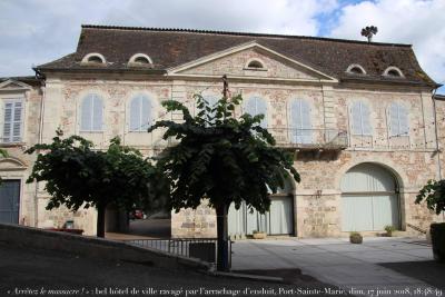 photographie “« Arrêtez le massacre ! » 4411 : bel hôtel de ville d’époque Restauration ou Louis-Philippe, ravagé par les arrachement d’enduit, Port-Sainte-Marie, Lot-et-Garonne, Nouvelle-Aquitaine, dimanche 17 juin 2018, 18:48:49” par Renaud Camus — www.renaud-camus.net — Port-Sainte-Marie, Lot-et-Garonne, La Grande Pelade, « Arrêtez le massacre ! », enduits, crépi, enduit, Nouvelle-Aquitaine, arrachage, arrachement, 17 juin 2018, vandale, vandalisme, vandalism, Au pays des Vandales