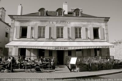 photographie “« Arrêtez le massacre ! » (contre-exemple) : belle maison Louis-Philippe ou Napoléon III, c. 1850 (?), excellemment administrée au Palais, Belle-île, Morbihan, Bretagne, jeudi 30 octobre 2014, 11:49:34” par Renaud Camus — www.renaud-camus.net — Le Palais, Belle-ïle, Morbihan, Bretagne, architecture, maison, house, Louis-Philippe, Napoléon III, conservation, restauration, « Arrêtez le massacre ! », contre-exemple