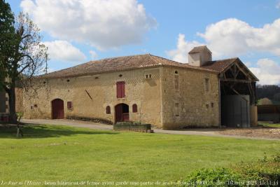 photographie “Le Jour ni l’Heure 5327 : En Lomagne — beau bâtiment de ferme ayant heureusement conservé une partie de ses enduits, c. 1880-1910 (?), dimanche 16 avril 2023, 15:41:44” par Renaud Camus — www.renaud-camus.net