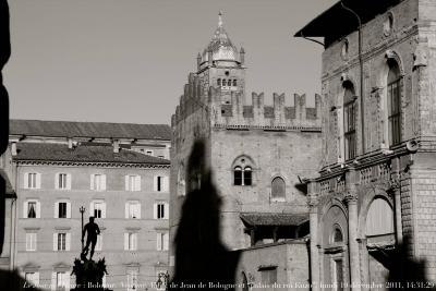 photographie “Le Jour ni l\'Heure 1429 : Voyage en Italie — Bologne, Piazza Maggiore, Neptune, 1566, de Jean de Bologne (Giambologna, 1529-1608) et dit “palais du roi Enzo”, XIIIe-XXe s., Émilie-Romagne, lundi 19 décembre 2011, 14:31:29” par Renaud Camus — www.renaud-camus.net — Bologna, Nettuno, Giambologna, palazzo des re Enzo, Fontana del Nettuno, Piazza Maggiore, Emilia-Romagna, Italia