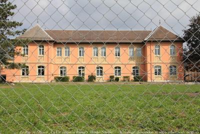 photographie “Le Jour ni l’Heure 1238 : La Vie comme à Rumilly (Haute-Savoie) — le collège, dimanche 27 septembre 2015, 12:46:25” par Renaud Camus — www.renaud-camus.net — Rumilly, collège, lycée, Haute-Savoie, Vallet, Jérôme Vallet, Albanais, 27 septembre 2015