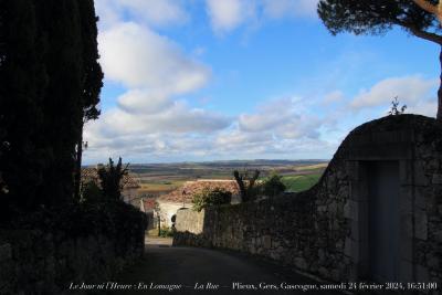 photographie “Le Jour ni l’Heure 2953 : En Lomagne — La Rue — Plieux, Gers, Gascogne, samedi 24 février 2024, 16:51:00” par Renaud Camus — www.renaud-camus.net — Lomagne, En Lomagne, Plieux, Gers, Gascogne, rue, la rue, vallée, Auroue