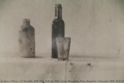 photographie “Le Jour ni l’Heure 9664 : Cy Twombly, 1928-1911, Still Life (Black Mountain College), impression à sec sur carton, 1951, Paris, exp. Cy Twombly, Centre Georges-Pompidou, dimanche 4 décembre 2016, 18:24:48” par Renaud Camus — www.renaud-camus.net — Twombly, Cy Twombly, Black Mountain College, Still Life, exposition Twombly, Centre Georges-Pompidou