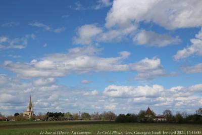 photographie “Le Jour ni l’Heure 4128 : En Lomagne — Le Ciel à Plieux, Gers, Gascogne, lundi 1er avril 2024, 15:14:09” par Renaud Camus — www.renaud-camus.net — Plieux, Gers, Lomagne, Gascogne, église, plainier, Le Plainier, plateau, clocher