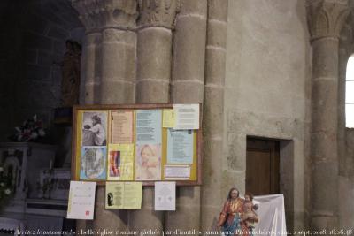 photographie “« Arrêtez le massacre ! » 7507 : belle église romane gâchée par d’inutiles panneaux, Saint-Pierre-saint-Paul de Prévenchères, Lozère, dimanche 2 septembre 2018, 16:26:48” par Renaud Camus — www.renaud-camus.net — Prévenchères, Lozère, « Arrêtez le massacre ! », au Pays des Vandales, vandalisme, vandalism, sursignalisation, Gévaudan, Margeride, 2 septembre 2018