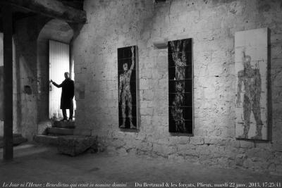 photographie “Le Jour ni l’Heure 9692 : Benedictus qui venit in nomine domini — Mathieu François du Bertrand & les Forçats (Jean-Paul Marcheschi), première salle des gardes, Plieux, Gers, Gascogne, mardi 22 janvier 2013, 17:25:41” par Renaud Camus — www.renaud-camus.net — portrait, convict, convicts, Jean-Paul Marcheschi, salle de garde