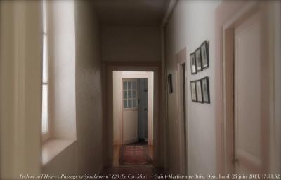 photographie “Le Jour ni l’Heure 6326 : Paysage préposthume n° 128 (Le Corridor) — abbaye de Saint-Martin-aux-Bois, Oise, Picardie, lundi 24 juin 2013, 15:41;52” par Renaud Camus — www.renaud-camus.net — prepostumous, maison, house, porte, door
