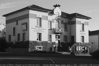 photographie “Le Jour ni l’Heure 7598 : Enquête sur la réalité des choses — Landos, Haute-Loire, hôtel de ville, c. 1930-1950 (?), dimanche 2 septembre 2018, 19:20:27” par Renaud Camus — www.renaud-camus.net — Landos, mairie, hôtel de ville, Haute-Loire, Velay, Auvergne, architecture, bâtiment, Arts-déco, 1930, 2 septembre 2018