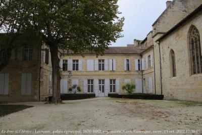 photographie “Le Jour ni l’Heure 9600 : Lectoure, palais épiscopal, 1676-1682, auj. mairie, Gers, Gascogne, mercredi 19 octobre 2022, 17:38:07” par Renaud Camus — www.renaud-camus.net — Lectoure, palais épiscopal, Gers, Lomagne