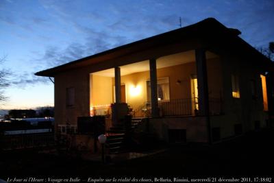 photographie “Le Jour ni l\'Heure 1953 : Voyage en Italie — Enquête sur la réalité des choses, Bellaria-Igea Marina, province de Rimini, Émilie-Romagne, mercredi 21 décembre 2011, 17:18:02” par Renaud Camus — www.renaud-camus.net — casa, villa, maison, architecture, adriatique, adriatico, inquesta, realtà, della realtà delle cose, serata, notte, inverno, Emilia-Romagna, Alfredo Panzini, Enquête sur la réalité des choses, soir, Voyage en Italie