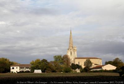 photographie “Le Jour ni l’Heure 0857 : En Lomagne — La Vie comme à Plieux, Gers, Gascogne, samedi 2 novembre 2013, 15:21:02” par Renaud Camus — www.renaud-camus.net — paysage, landscape, village, église, church, maison Aeberhard