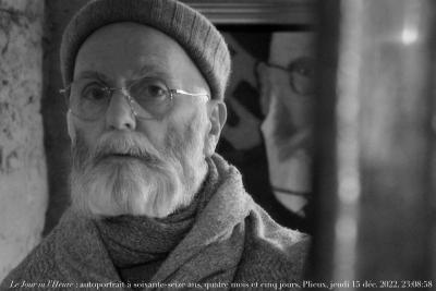 photographie “Le Jour ni l‘Heure 1489 : autoportrait à soixante-seize ans, quatre mois et cinq jours, Plieux, miroir de la bibliothèque, jeudi 15 décembre 2022, 23:08:58” par Renaud Camus — www.renaud-camus.net — autoportrait, Plieux, miroir de la bibliothèque