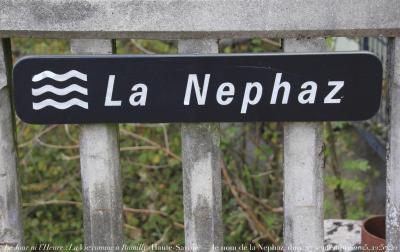 photographie “Le Jour ni l’Heure 1248 : La Vie comme à Rumilly (Haute-Savoie) — La Nephaz, le nom — dimanche 27 septembre 2015, 12:57:32” par Renaud Camus — www.renaud-camus.net — Nephaz, La Néphaz, La Nephaz, Rumilly, Albanais, Haute-Savoie, rivière, river, panneau, nom, 27 septembre 2015
