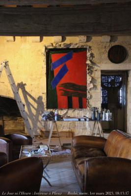 photographie “Le Jour ni l’Heure 4241 : Intérieur à Plieux — salle des Pierres, Bashô, mercredi 1 er mars 2023, 18:13:17” par Renaud Camus — www.renaud-camus.net — Bashô, Intérieur à Plieux, salle des Pierres, tableau, painting, toile, couverte