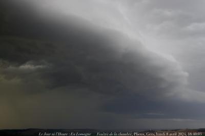 photographie “Le Jour ni l’Heure 4508 : En Lomagne — Grand Paysage avec deux châteaux  — Fenêtre de la chambre, Plieux, Gers, Gascogne, lundi 8 avril 2024, 18:40:03” par Renaud Camus — www.renaud-camus.net — ciel, nuages, Lomagne, En Lomagne, Gers, Gascogne, Fenêtre de la chambre, 8 avril 2024 paysage , Paysage, Grand Paysage avec deux châteaux