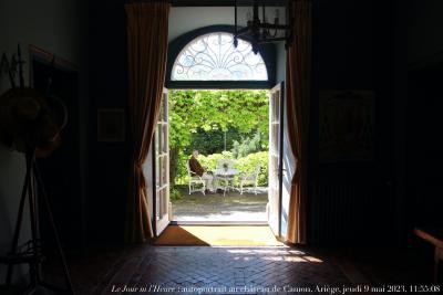 photographie “Le Jour ni l’Heure 5843 : autoportrait au château de Camon, Ariège, jeudi 9 mai 2023, 11:55:08” par Renaud Camus — www.renaud-camus.net — autoportrait, selfportrait, selbstbildnis, autoritratto, Camon, château de Camon, abbaye de Camon, Ariège, Mirepoix