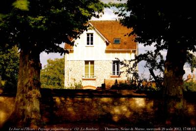 photographie “Le Jour ni l’Heure 0456 : Paysage préposthume n° 132 (La Banlieue) — rue de By, Thomery, Seine-&-Marne, Île-de-France, mercredi 29 août 2012, 17:08:13” par Renaud Camus — www.renaud-camus.net — paysage, landscape, préposthumous, pavillion, pavillon, suburbs, meulière, By, Rosa Bonheur