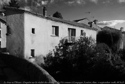 photographie “Le Jour ni l’Heure 7573 : Enquête sur la réalité des choses — La Vie comme à Langogne, Lozère — dimanche 2 septembre 2018, 18:31:13” par Renaud Camus — www.renaud-camus.net — Langogne, Lozère, La Vie comme à Langogne, maison, Enquête sur la réalité des choses, Occitanie, 2 septembre 2018