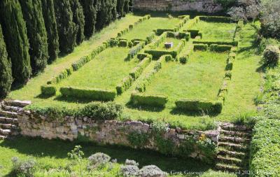 photographie “Le Jour ni l’Heure 4715 : En Lomagne — le jardin haut, Plieux, Gers, Gascogne, jeudi 11 avril 2024, 11:53:58” par Renaud Camus — www.renaud-camus.net — jardin, le jardin haut, Plieux, Lomagne, En Lomagne, Gers, Gascogne, buis, château