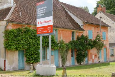 photographie “Le Jour ni l’Heure 0017 : « Arrêtez le massacre ! » — bel exemple de vandalisme institutionnel devant l’ancienne auberge de l’Œuf dur & de l’Amour à Saint-Cyr-sur-Morin, Seine-&-Marne, Île-de-France, dimanche 26 août 2012, 17:” par Renaud Camus — www.renaud-camus.net — vandalisme, vandalism, signalisation, Pierre Mac Orlan