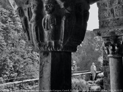 photographie “Le Jour ni l’Heure : autoportrait à l’abbaye de Saint-Martin-du-Canigou, Casteil, Pyrénées-Atlantiques, vendredi 10 mai 2024, 16:32:22” par Renaud Camus — www.renaud-camus.net — autoportrait, selfportrait, autoritratto, selbstbildnis, Saint-Nicolas-du-Canigou, Casteil, Pyrénées-Orientales, Conflent