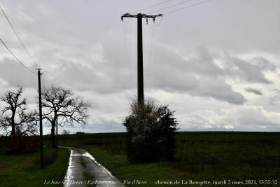 photographie “Le Jour ni l’Heure 3123 : En Lomagne — Fin d’hiver — chemin de La Rouquette, mardi 5 mars 2024, 15:55:32” par Renaud Camus — www.renaud-camus.net — Lomagne, En Lomagne, chemin, Plieux, chemin de La Rouquette, ciel, poteau, Gers, Gascogne