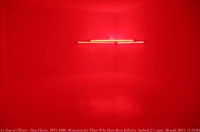 photographie “Le Jour ni l’Heure 0973 : Dan Flavin, 1933-1996, Monument for Those Who Have Been Killed in Ambush 2/3, 1966, collection du comte Panza di Biumo, villa Menafoglio Litta Panza, Varèse, Lombardie, Italie, mercredi 10 août 2011, 11:55:04” par Renaud Camus — www.renaud-camus.net — art, art contemporain, néon, fluorescent, Varese, comte Panza di Biumo, Conte Panza di Biumo, Luci fluorescenti rosse