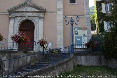 photographie “« Arrêtez le massacre ! » : panneau didactique sur l\'église Saint-Blaise-Saint-Martin d\'Ancizan, mardi 10 août 2021, 16:20:37” par Renaud Camus — www.renaud-camus.net — Arrêtez le massacre !, panneau didactique, église Saint-Blaise-Saint-Martin d'Ancizan, mardi 10 août 2021, 16:20:37, signalisation, façade