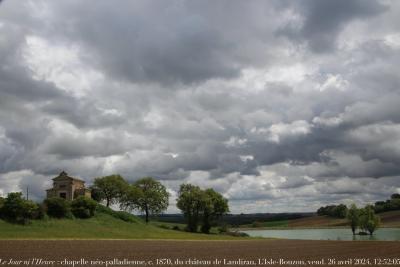 photographie “Le Jour ni l’Heure 5393 : En Lomagne — chapelle néo-palladienne, c. 1870, du château de Landiran, L’Isle-Bouzon, Gers, Gascogne, vendredi 26 avril 2024, 12:52:05” par Renaud Camus — www.renaud-camus.net — Landiran, château de Landiran, chapelle, chapelle néo-palladienne, L’Isle-Bouzon, Gers, Gascogne, Lomagne, En Lomagne