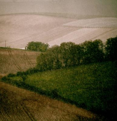 photographie “En transit 2041 : variante du Paysage pré-posthume n° 66 (”L‘Orage”), Plieux, vue de la chambre, 5 mai 2012” par Renaud Camus — www.renaud-camus.net