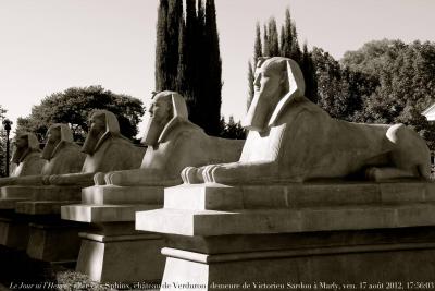 photographie “Le Jour ni l’Heure 8491 : allée des Sphinx, 1867 (d’après Auguste Mariette, 1821-1881), château du Verduron, demeure de Victorien Sardou, 1831-1908, à Marly-le-Roi, Yvelines, Île-de-France, vendredi 17 août 2012, 17:56:03” par Renaud Camus — www.renaud-camus.net