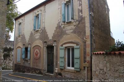 photographie “« Arrêtez le massacre ! » 9603 : affreux fenestrage anachronique sur la maison des Clarinettes, 1895, Lectoure, Gers, Gascogne, mercredi 19 octobre 2022, 17:44:22” par Renaud Camus — www.renaud-camus.net — Lectoure, maison des Clarinettes, 1895, Gers, clarinette, Gascogne, fenestrage, fenêtre, menuiserie, « Arrêtez le massacre ! », vandalisme, vandalism