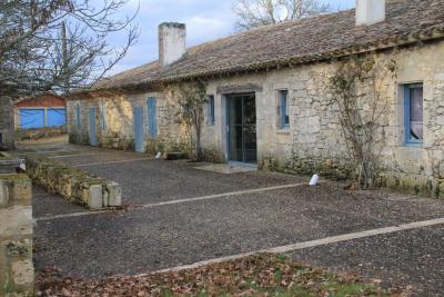 photographie “Arrêtez le massacre ! (ex-jolie maison dans le Sud-Ouest)” par Renaud Camus — www.renaud-camus.net — vandalisme, vandalism, Stop Landscape Management Disaster, Comment massacrer efficacement une maison de campagne en dix-huit leçons