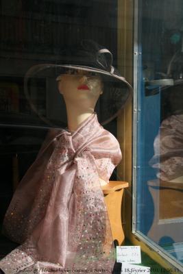 photographie “Le Jour ni l\'Heure 1120 : la vie comme à Sedan, Ardennes, jeudi 18 février 2010, 12:56:13” par Renaud Camus — www.renaud-camus.net — chapeau, hat, vitrine, chapelier, hatter, window, Bouillon, principauté