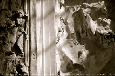 photographie “Le Jour ni l’Heure 7535 : Auguste Rodin, 1840-1917, La Porte de l’Enfer, plâtre, étude, c. 1881, dét., villa des Brillants, demeure du sculpteur à Meudon, Hauts-de-Seine, Île-de-France, dimanche 12 août 2012, 17:22:17” par Renaud Camus — www.renaud-camus.net — sculpture, sculptor, sculpteur, The Door of Hell, The Gate of Hell, Hell’s Gate, plaster, Demeures de l'esprit, maisons d’artistes
