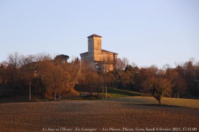 photographie “Le Jour ni l’Heure 3449 : En Lomagne — Les Phares, Plieux, Gers, Gascogne, lundi 6 février 2023, 17:41:09” par Renaud Camus — www.renaud-camus.net — Plieux, Gers, château, colline, phares, voiture, Lomagne, En Lomagne, Gascogne