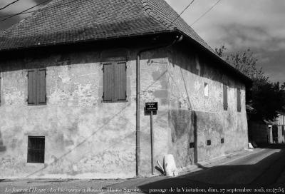 photographie “Le Jour ni l’Heure 1239 : La Vie comme à Rumilly (Haute-Savoie) — passage de la Visitation, dimanche 27 septembre 2015, 12:47:54” par Renaud Camus — www.renaud-camus.net — Rumilly, Hayte-Savoie, Passage de la Visitation, Visitation, passage, maison, rue, collège, Savoie, 27 septembre 2015
