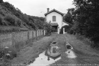 photographie “Le Jour ni l’Heure 4219 : La Vie comme aux Rosiers-sur-Sioule, Saint-Pierre-le-Châtel, Puy-de-Dôme, Auvergne, lundi 11 juin 2018, 17:38:29” par Renaud Camus — www.renaud-camus.net — Rosiers, Les Rosiers-sur-Sioule, Saint-Pierre-le-Châtel, Bonnabaud, Sioule, gare, Puy-de-Dôme, Auvergne, flaque, reflet