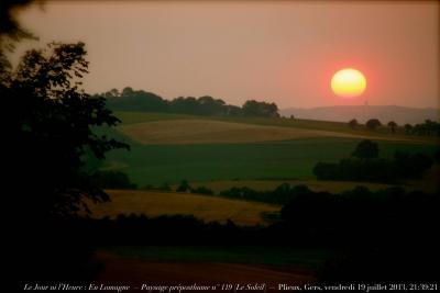 photographie “Le Jour ni l’Heure 7430 : En Lomagne — Paysage préposthume n° 119 (“Le Soleil”) — Plieux, Gers, Gascogne, vendredi 19 juillet 2013, 21:” par Renaud Camus — www.renaud-camus.net — preposthmous landscape, le soir, evening, sun, sunset, crépuscule, Gascony