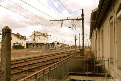 photographie “Le Jour ni l’Heure 0496 : La Vie comme à Veneux-les-Sablons, Seine-et-Marne, mercredi 29 août 2012, 17:32:37” par Renaud Camus — www.renaud-camus.net — gare, station, rails