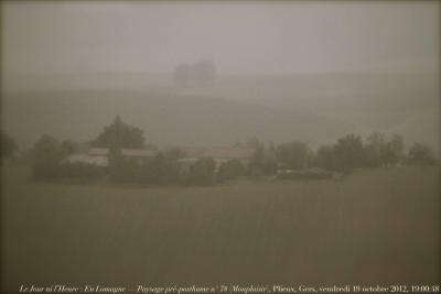 photographie “Le Jour ni l’Heure 3087 : En Lomagne — Paysage pré-posthume n° 78 (Monplaisir) — Fenêtre de la chambre, Plieux, Gers, Gascogne, Midi-Pyrénées, vendredi 19 octobre 2012, 19:00:48” par Renaud Camus — www.renaud-camus.net — landscape, paysage, brume, fog, brouillard, Gascony, ferme, farm, automne, fall, autumn
