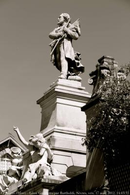 photographie “Le Jour ni l’Heure 8413 : statue de Léon Gambetta, 1838-1882, à côté de sa maison des Jardies, par Auguste Bartholdi, 1834-1904, Sèvres, Hauts-de-Seine, Île-de-France, vendredi 17 août 2012, 14:43:33” par Renaud Camus — www.renaud-camus.net — sculpteur, sculpture, sculptor, homme politique, grand ministère
