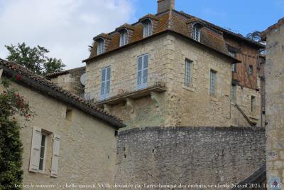 photographie “« Arrêtez le massacre ! » 5342 : belle maison des XVIIe, XVIIIe et XIXe s. dévastée par l’arrachement de son crépi, vendredi 26 avril 2024, 11:55:37” par Renaud Camus — www.renaud-camus.net — crépi, enduit, arrachement, « Arrêtez le massacre ! », Gascogne, vandalisme, pierres apparentes