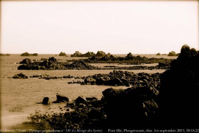 photographie “Le Jour ni l’Heure 8872 : Paysage préposthume n° 130 (Le Rivage des Syrtes) — Pors-Hir, commune de Plougrescant, Côtes-d’Armor, Bretagne, dimanche 1er septembre 2013, 10:44:22” par Renaud Camus — www.renaud-camus.net — mer, sea, Manche, Bretagne, Côtes-du-Nord, rochers, rocks, Julien Gracq