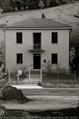 photographie “Le Jour ni l\'Heure 1661 : Voyage en Italie — Casa Morandi, maison de vacances de Giorgio Morandi, 1895-1964, à Grizzana Morandi, province de Bologne, Émilie-Romagne, mardi 20 décembre 2011, 11:47:55” par Renaud Camus — www.renaud-camus.net — Demeures de l'esprit, maisons d'artiste, maison de peintre, casa de pittore, Villa  Morandi, Emilia-Romagna, Bologna, Italia